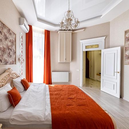 2 Bedroom Apartment Tykha Street City Center With Parking Place リヴィウ エクステリア 写真