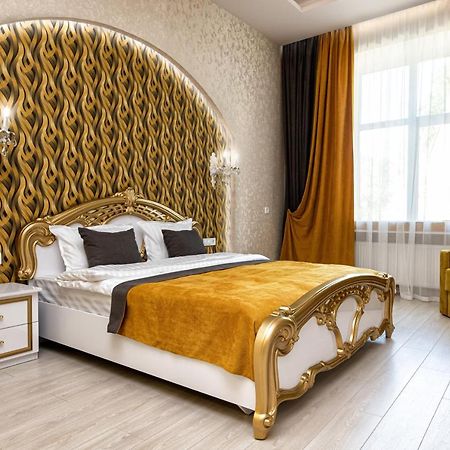 2 Bedroom Apartment Tykha Street City Center With Parking Place リヴィウ エクステリア 写真