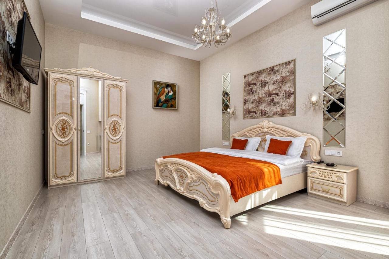 2 Bedroom Apartment Tykha Street City Center With Parking Place リヴィウ エクステリア 写真