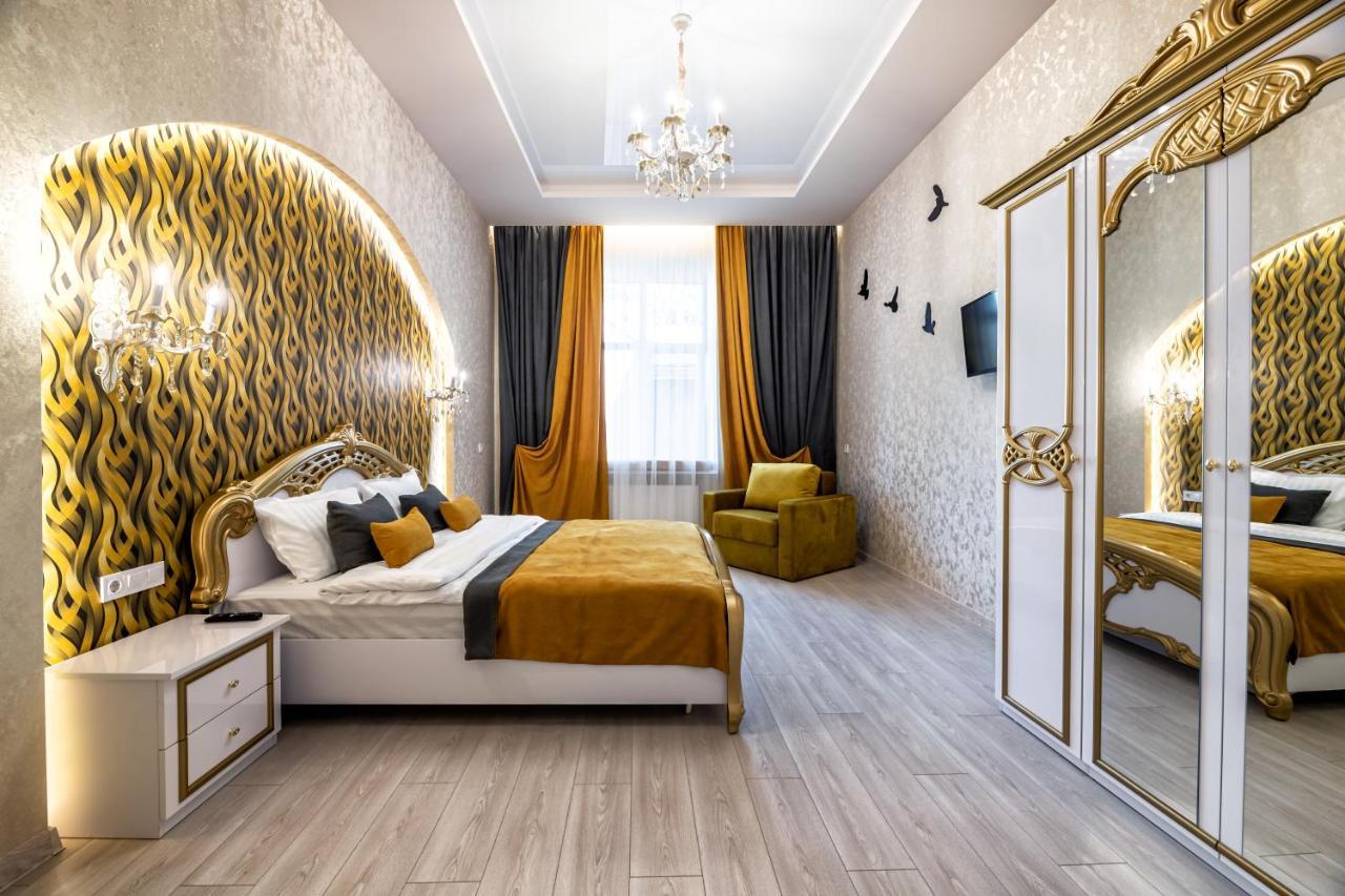 2 Bedroom Apartment Tykha Street City Center With Parking Place リヴィウ エクステリア 写真