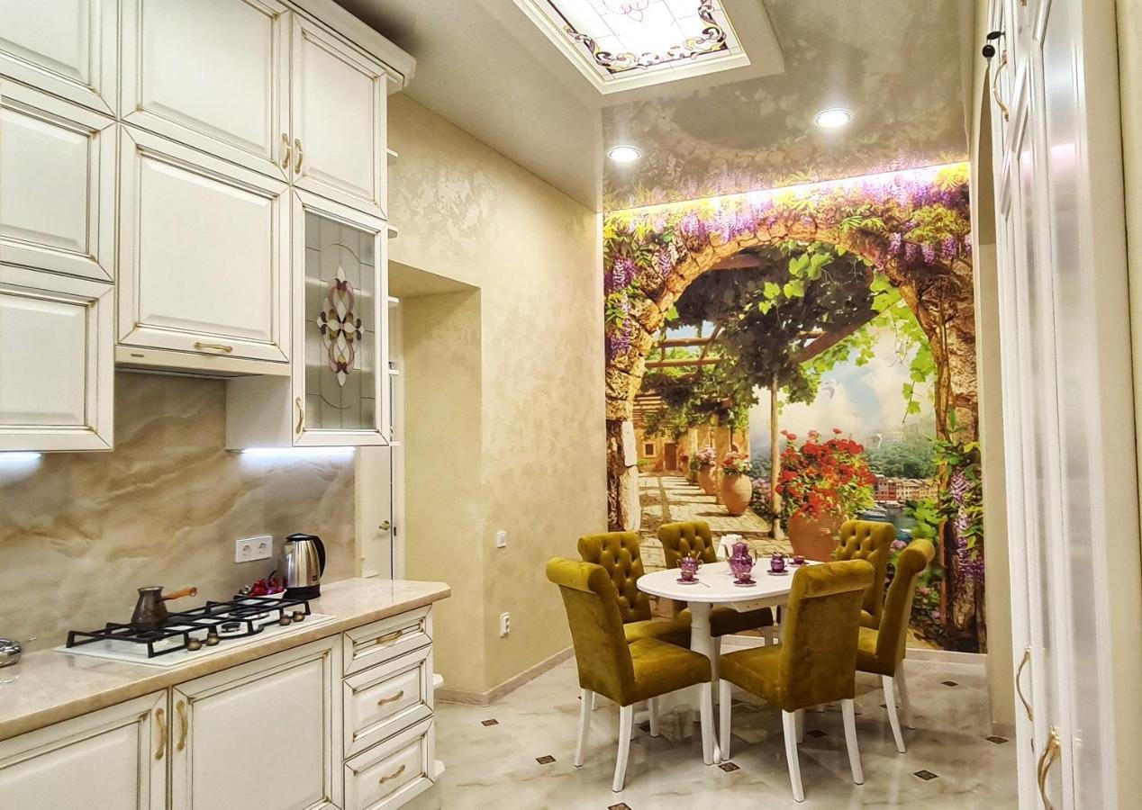2 Bedroom Apartment Tykha Street City Center With Parking Place リヴィウ エクステリア 写真