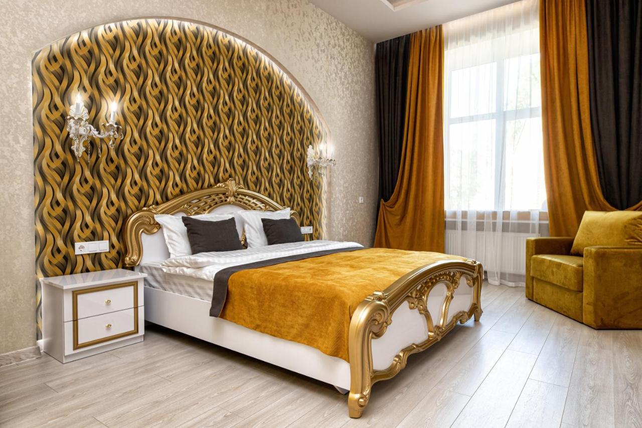 2 Bedroom Apartment Tykha Street City Center With Parking Place リヴィウ エクステリア 写真