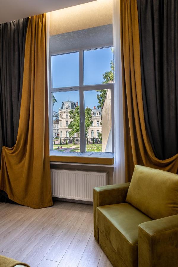 2 Bedroom Apartment Tykha Street City Center With Parking Place リヴィウ エクステリア 写真
