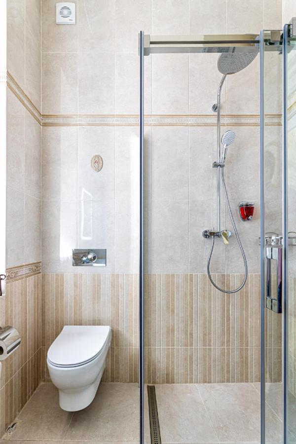 2 Bedroom Apartment Tykha Street City Center With Parking Place リヴィウ エクステリア 写真