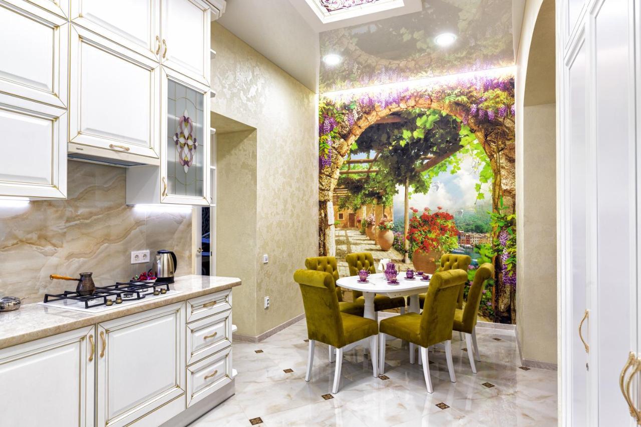 2 Bedroom Apartment Tykha Street City Center With Parking Place リヴィウ エクステリア 写真