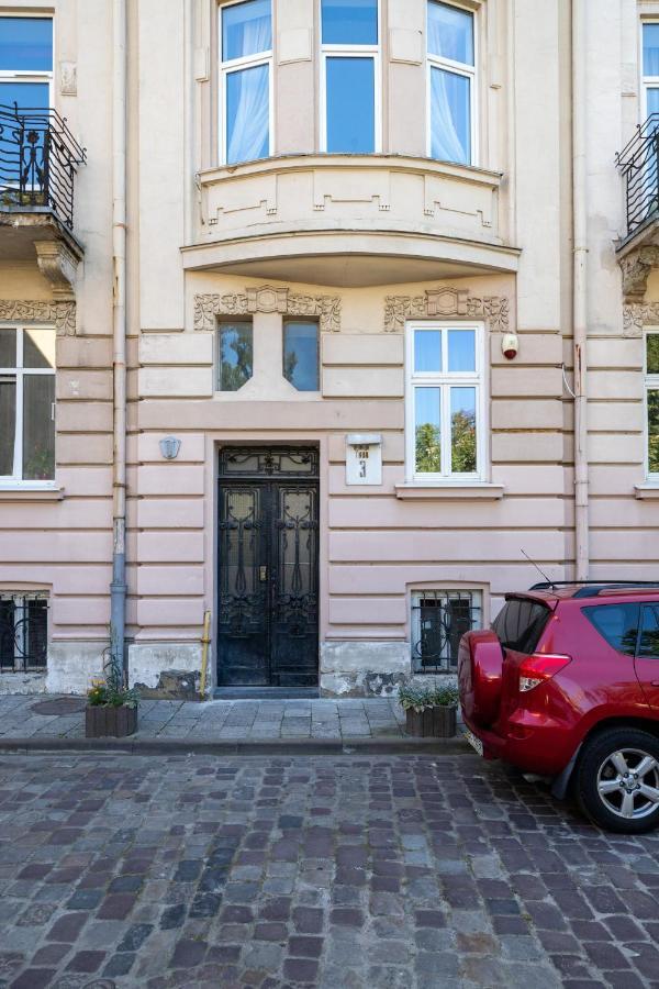 2 Bedroom Apartment Tykha Street City Center With Parking Place リヴィウ エクステリア 写真