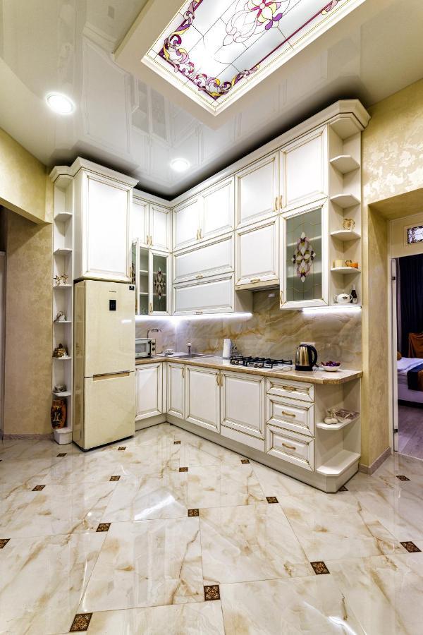 2 Bedroom Apartment Tykha Street City Center With Parking Place リヴィウ エクステリア 写真