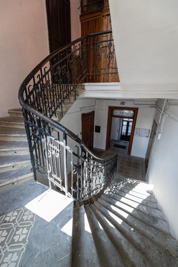 2 Bedroom Apartment Tykha Street City Center With Parking Place リヴィウ エクステリア 写真