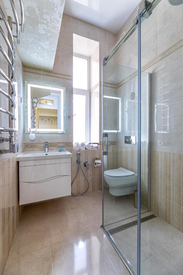 2 Bedroom Apartment Tykha Street City Center With Parking Place リヴィウ エクステリア 写真