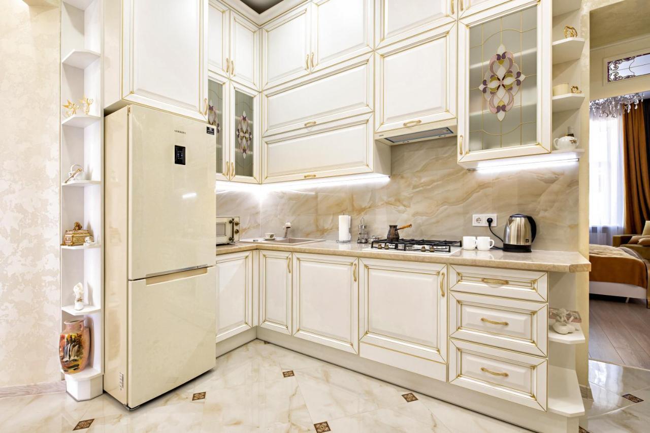 2 Bedroom Apartment Tykha Street City Center With Parking Place リヴィウ エクステリア 写真
