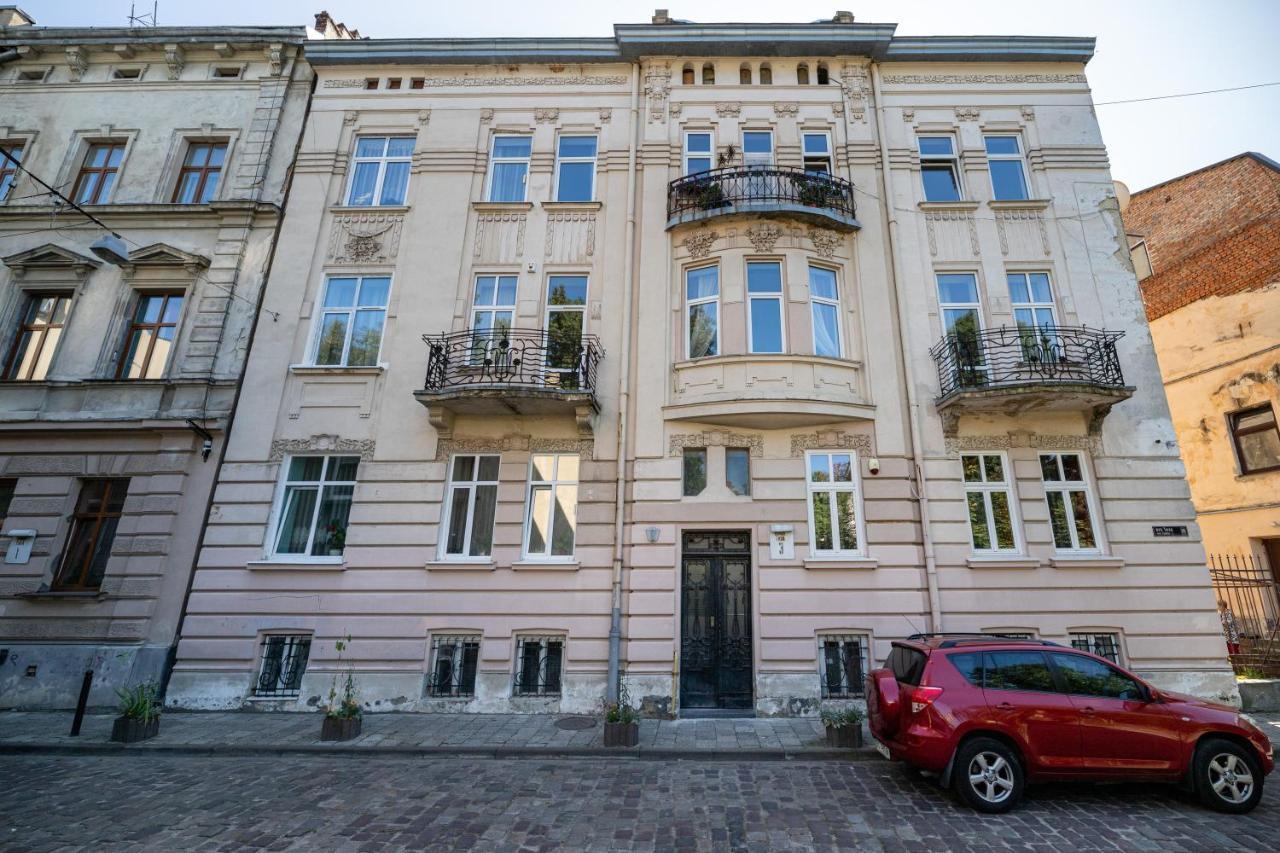 2 Bedroom Apartment Tykha Street City Center With Parking Place リヴィウ エクステリア 写真