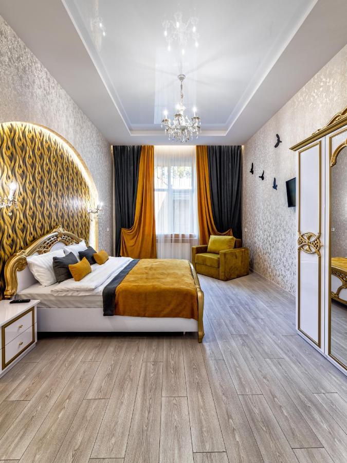 2 Bedroom Apartment Tykha Street City Center With Parking Place リヴィウ エクステリア 写真