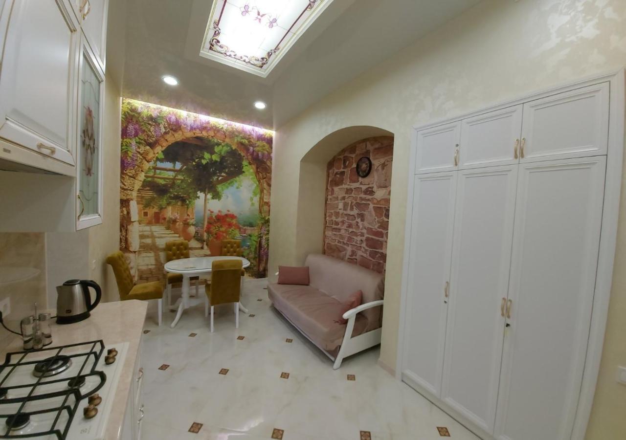 2 Bedroom Apartment Tykha Street City Center With Parking Place リヴィウ エクステリア 写真