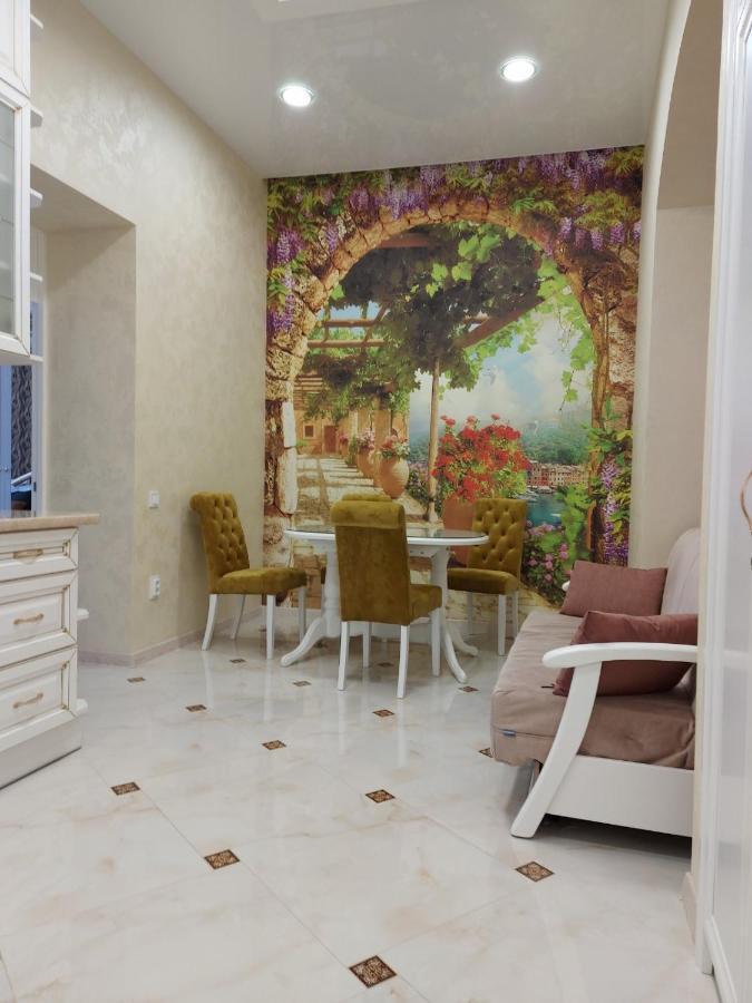 2 Bedroom Apartment Tykha Street City Center With Parking Place リヴィウ エクステリア 写真