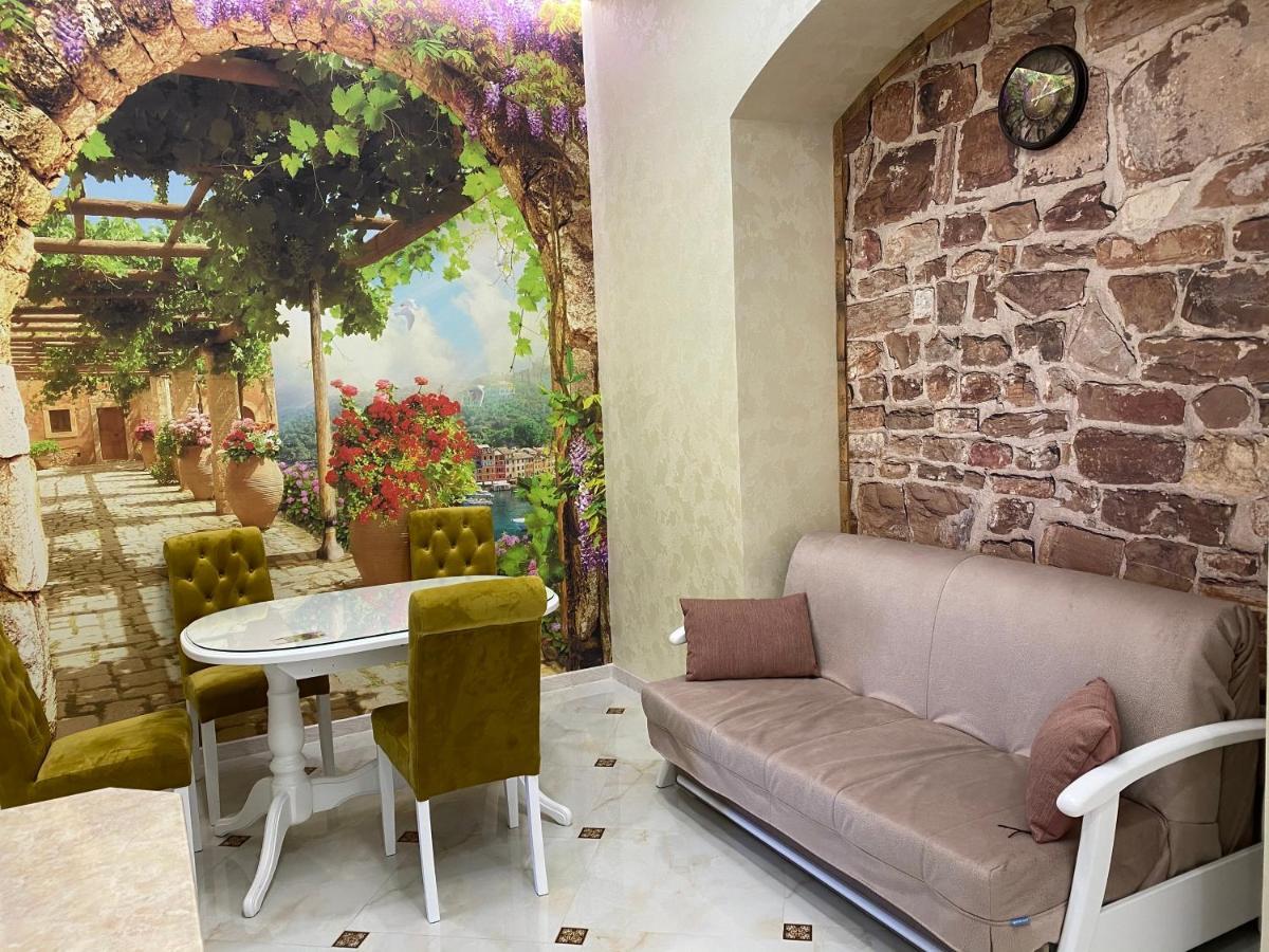 2 Bedroom Apartment Tykha Street City Center With Parking Place リヴィウ エクステリア 写真